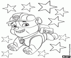 Το κουτάβι Paw Patrol Rubble είναι πολύ χαρούμενος ανάμεσα στα αστέρια που στολίζουν το Χριστουγεννιάτικο τραπέζι