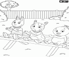 Η Backyardigans Pablo, Uniqua και Austin κάθονται σε ένα παγκάκι στον κήπο πίσω από το σπίτι