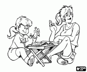 για ζωγραφική Κοπέλα παίζει να ζωγραφίσει με τη μητέρα της